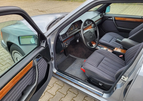 Mercedes-Benz W124 (1984-1993) cena 19500 przebieg: 183500, rok produkcji 1992 z Tuszyn małe 232